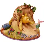 Disney Showcase - Winnie the Pooh - Classic Pooh Stuck in Rabbit Hole