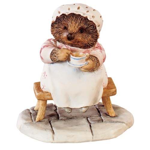 Beatrix Potter Mini Figurine - Mrs Tiggy-winkle Drinking Tea